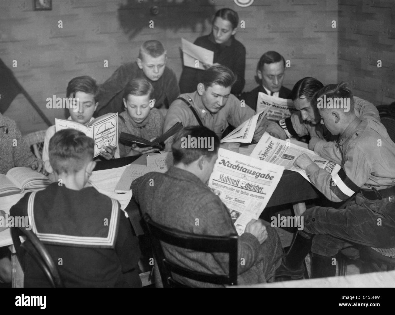 Boys read about the Schleicher cabinet in the newspaper, 1932 Stock Photo