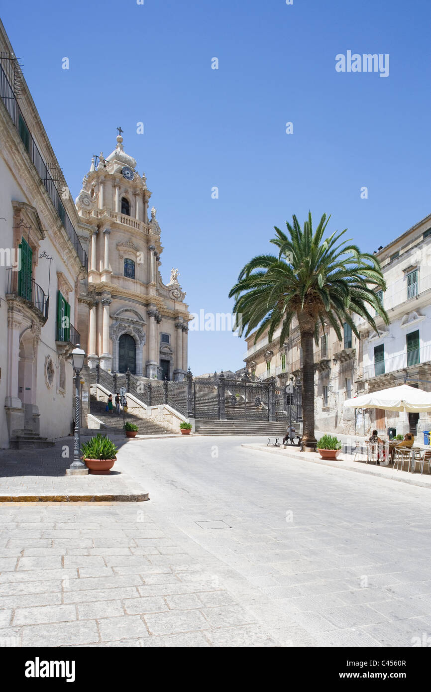 Italy, Sicily, Ragusa Ibla, Piazza del Duomo, Duomo San Giorgio and street cafes Stock Photo