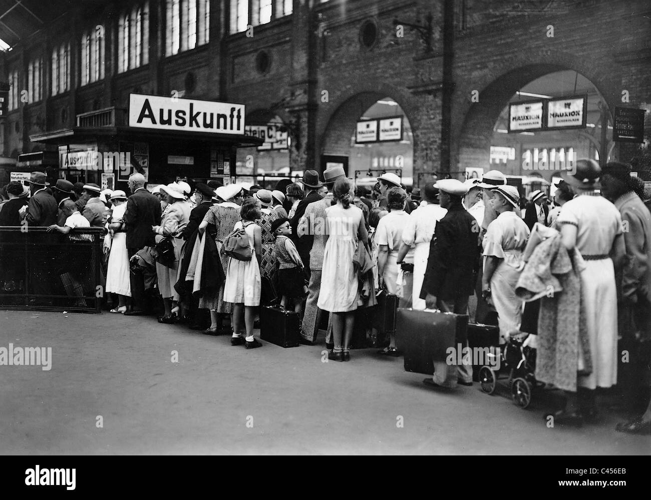 Queue at the Stettin railway station in Berlin, 1935 Stock Photo