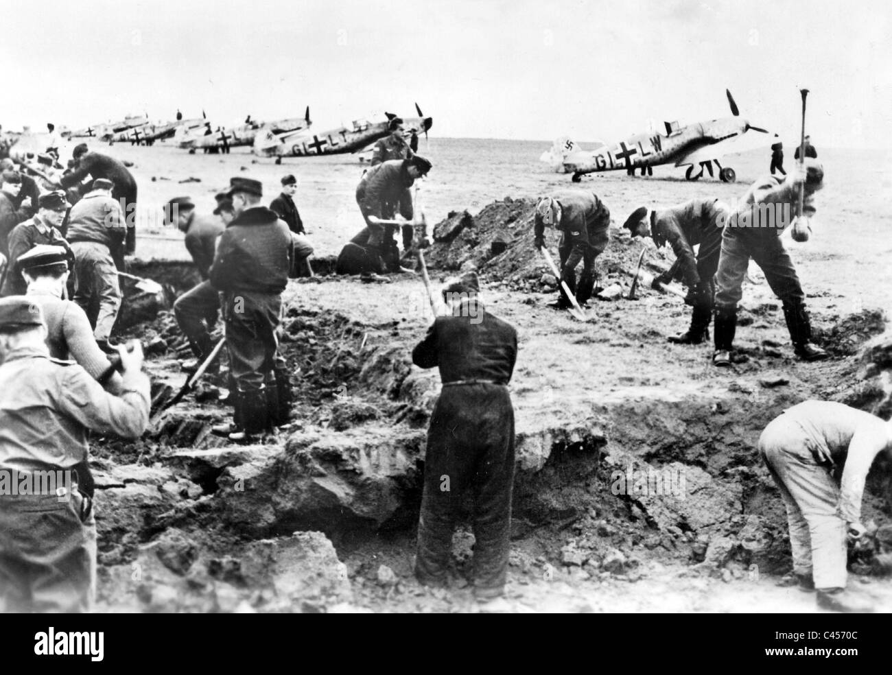 Airfield 1944 hires stock photography and images Alamy