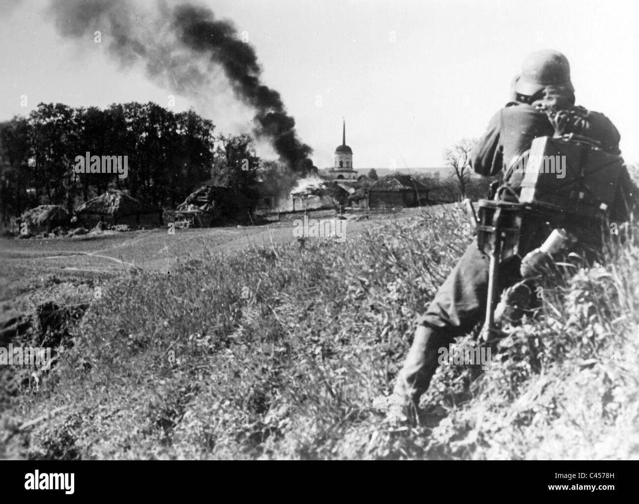 Soldier observe an attack on a village on the Eastern Front, 1942 Stock Photo