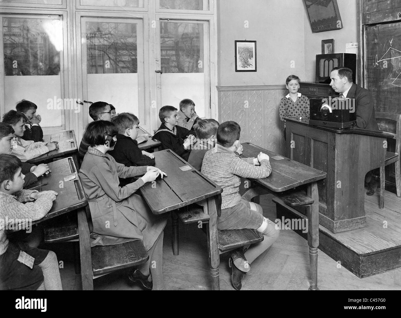 School class listening to the radio, 1934 Stock Photo - Alamy