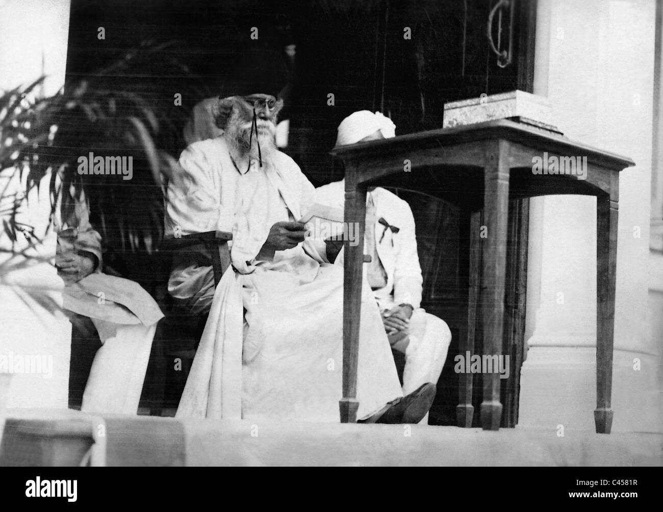 Rabindranath Tagore giving a reading, 1927 Stock Photo