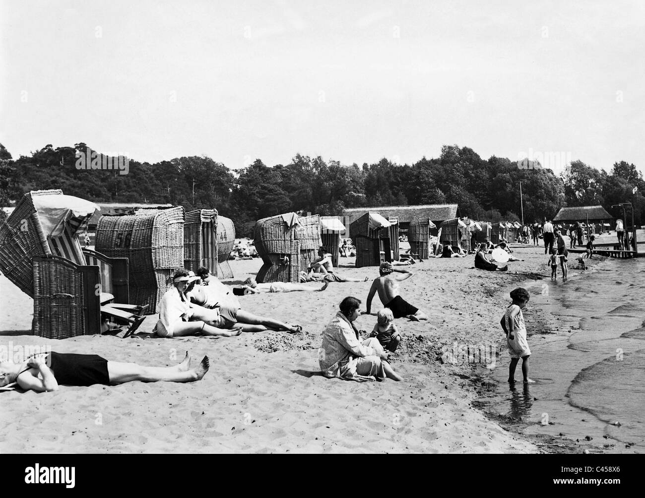 1930s family beach hi-res stock photography and images - Alamy