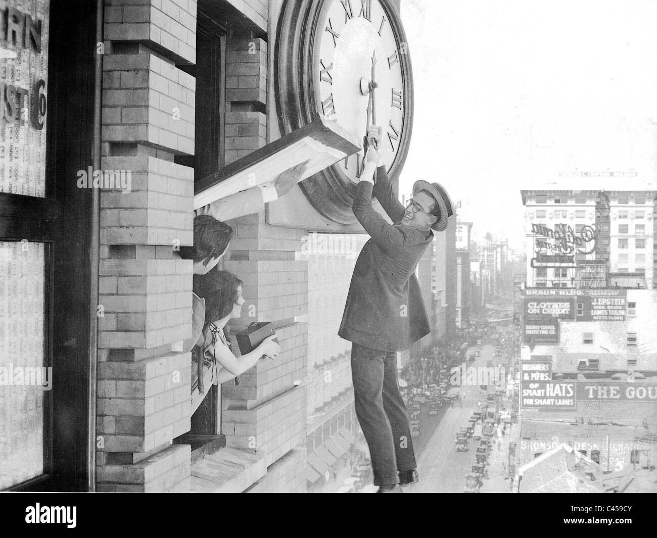 Harold Lloyd in a film scene from 'Safety Last' (Ausgerechnet Wolkenkratzer  Stock Photo - Alamy
