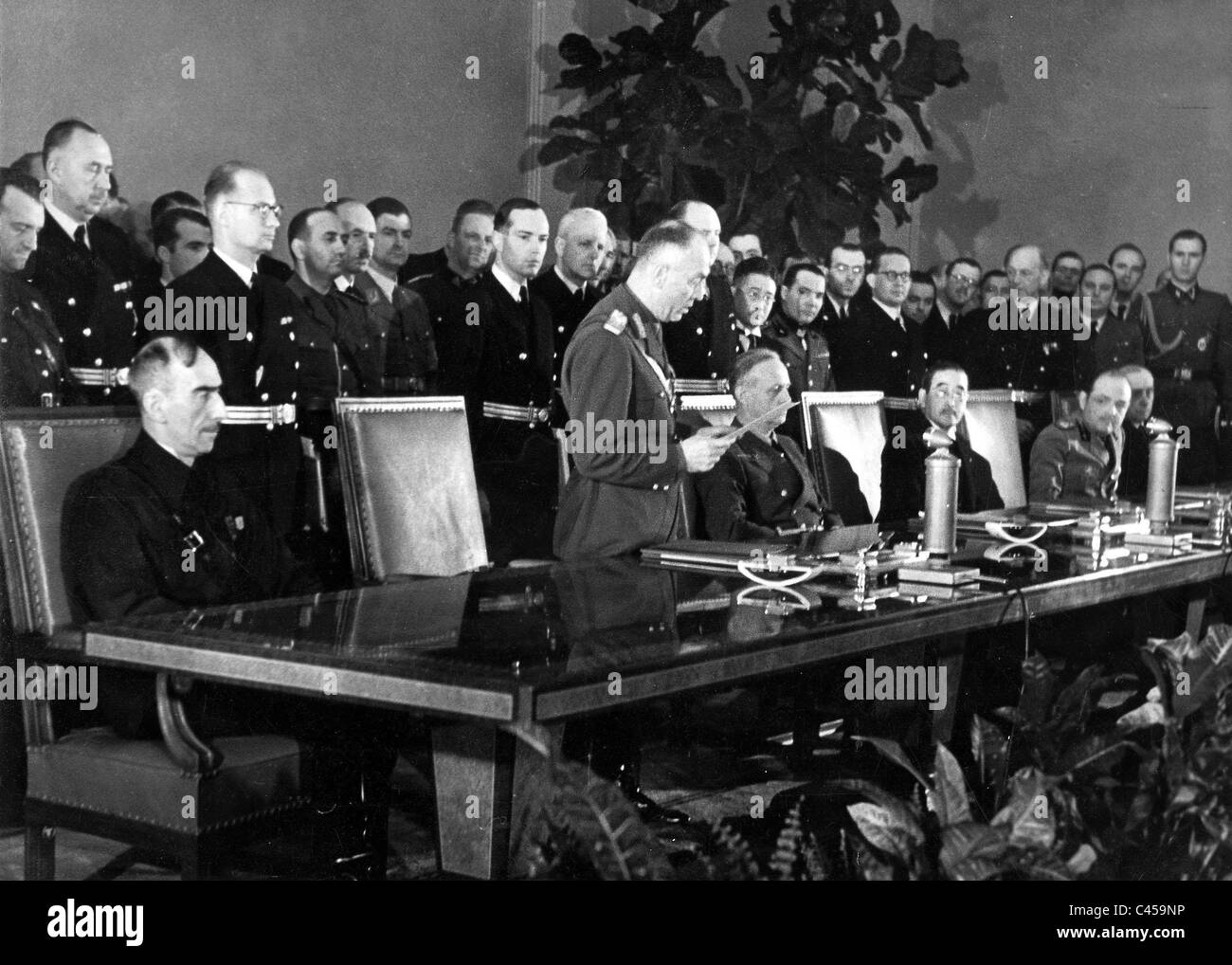 Antonescu reads out the government statement to the accession to the Tripartite Pact Stock Photo
