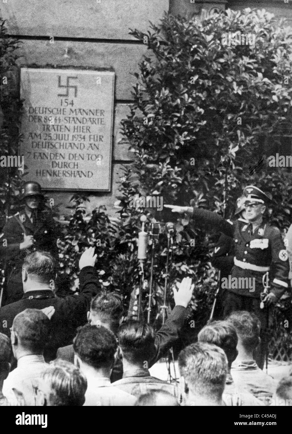 Arthur Seyss-Inquart unveils a memorial plaque for the dead of the putsch of 1934, 1938 Stock Photo