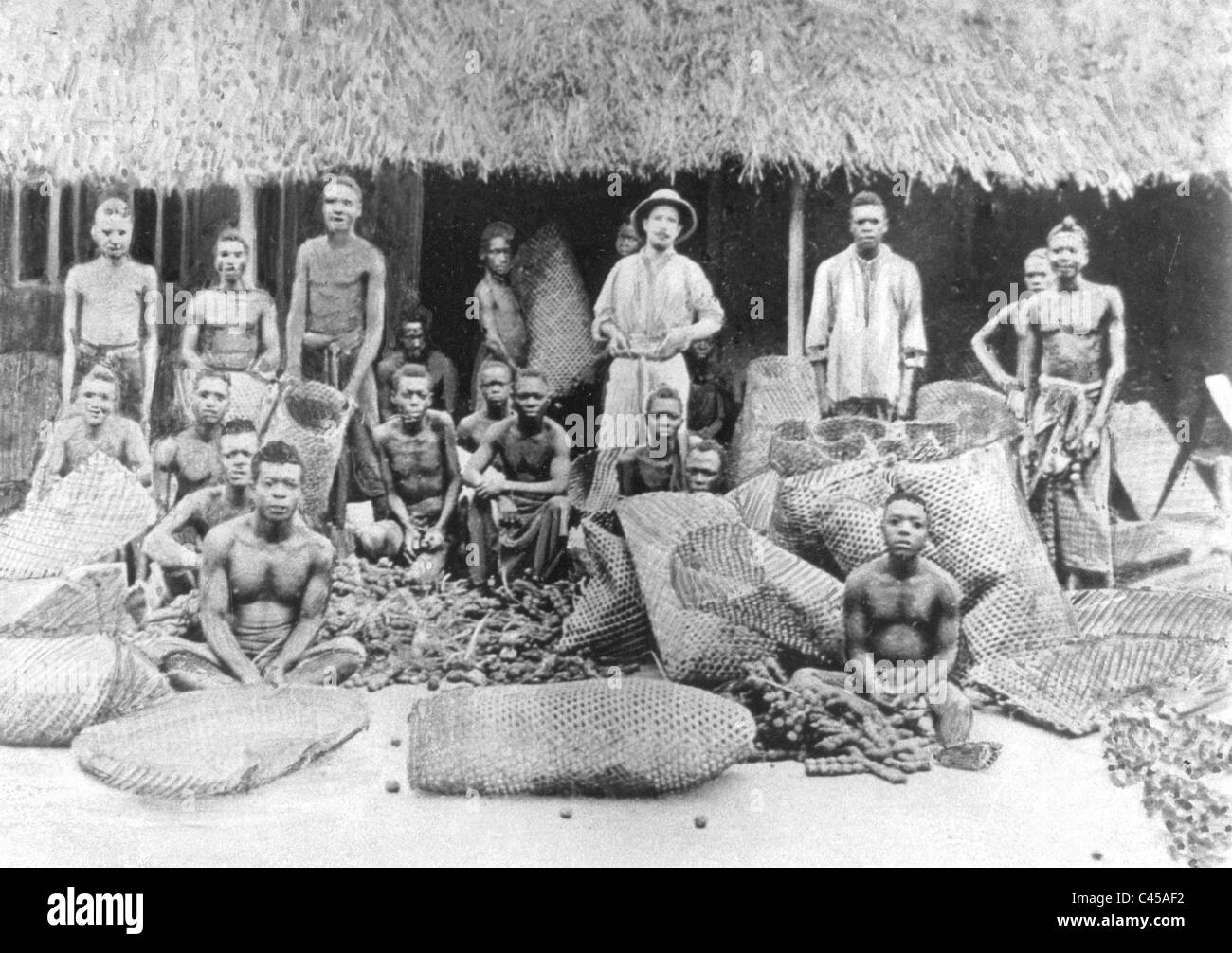 White overseer with black workers in Belgian Congo, 1899 Stock Photo