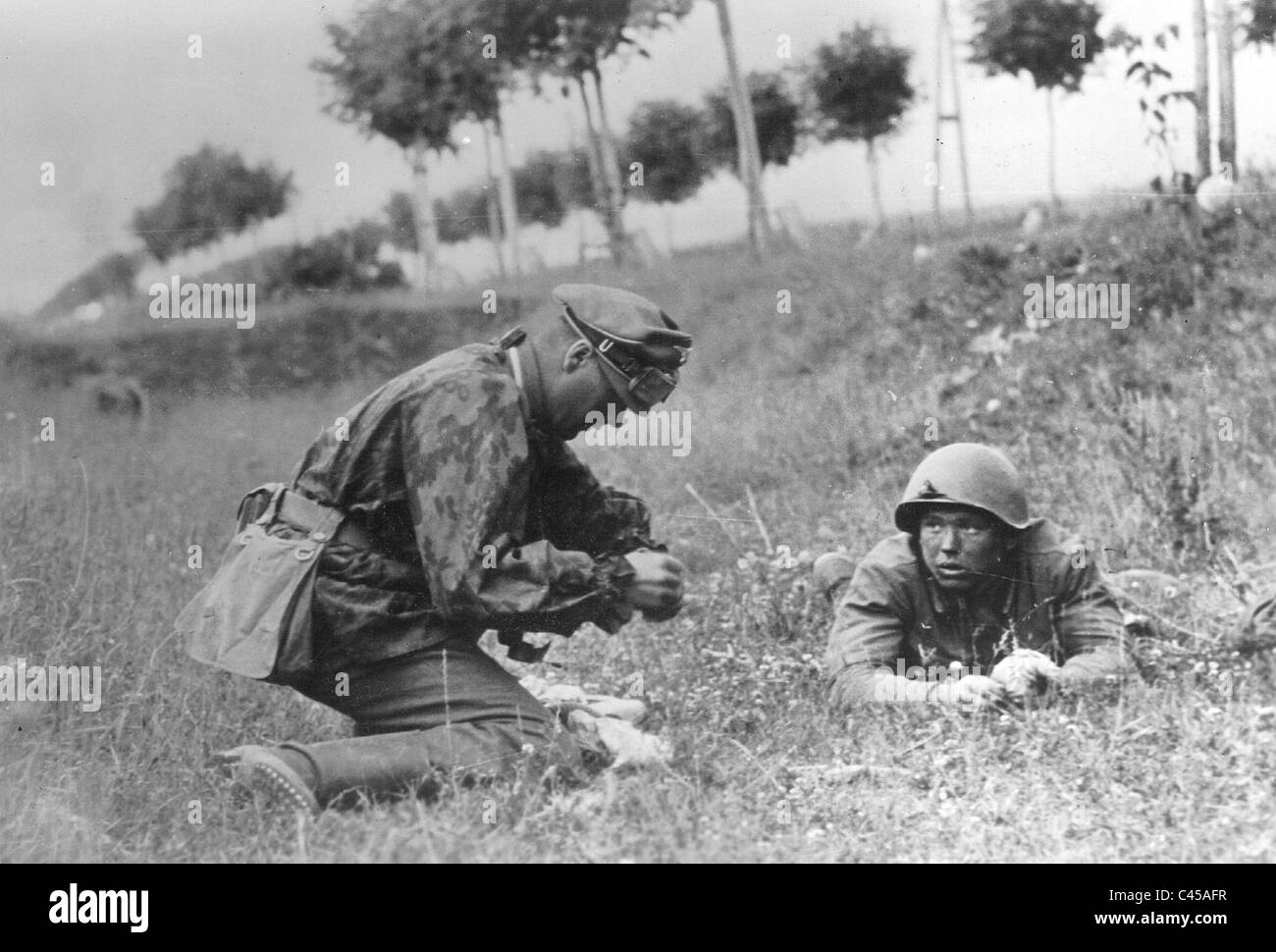 Waffen SS soldier with a Russian prisoner, 1941 Stock Photo