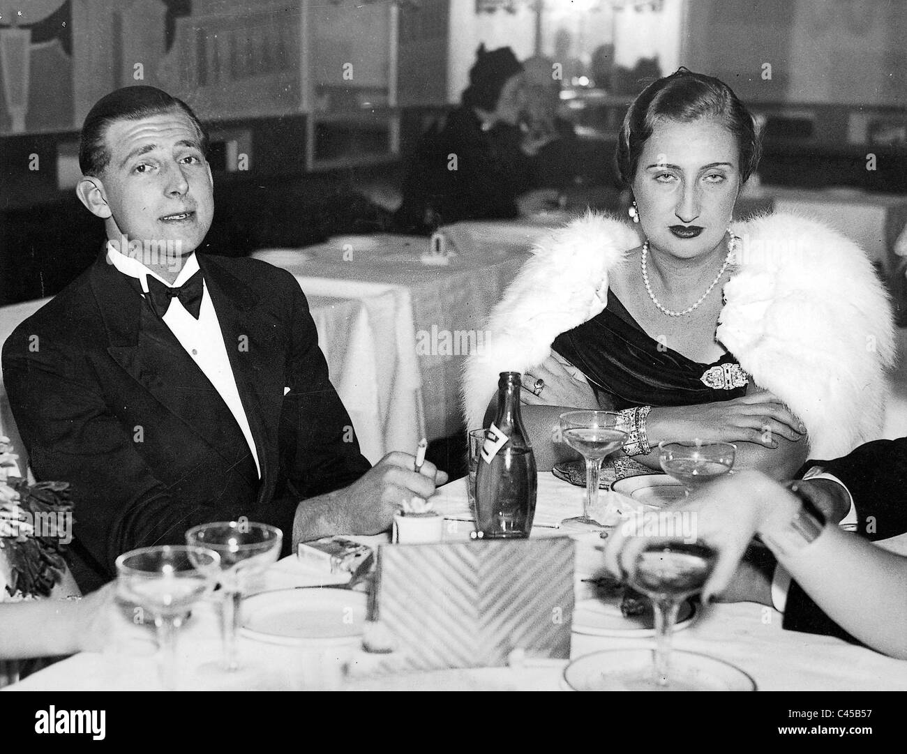 Don Juan with his wife Maria de las Mercedes de Bourbon y Orleans in a restaurant Stock Photo