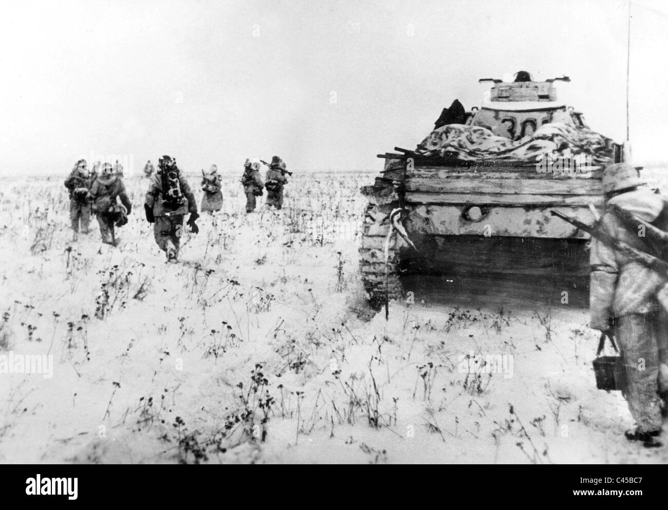 Nazi German infantry and tanks near Kharkov, 1943 Stock Photo