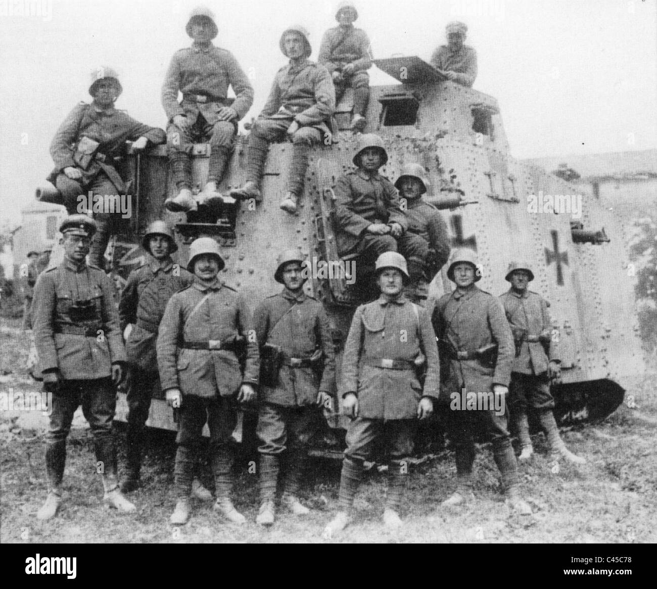 Первая п четвертая т. A7v танк экипаж. Танкисты первой мировой войны 1914-1918. Первый немецкий танк a7v. A7v 1918.