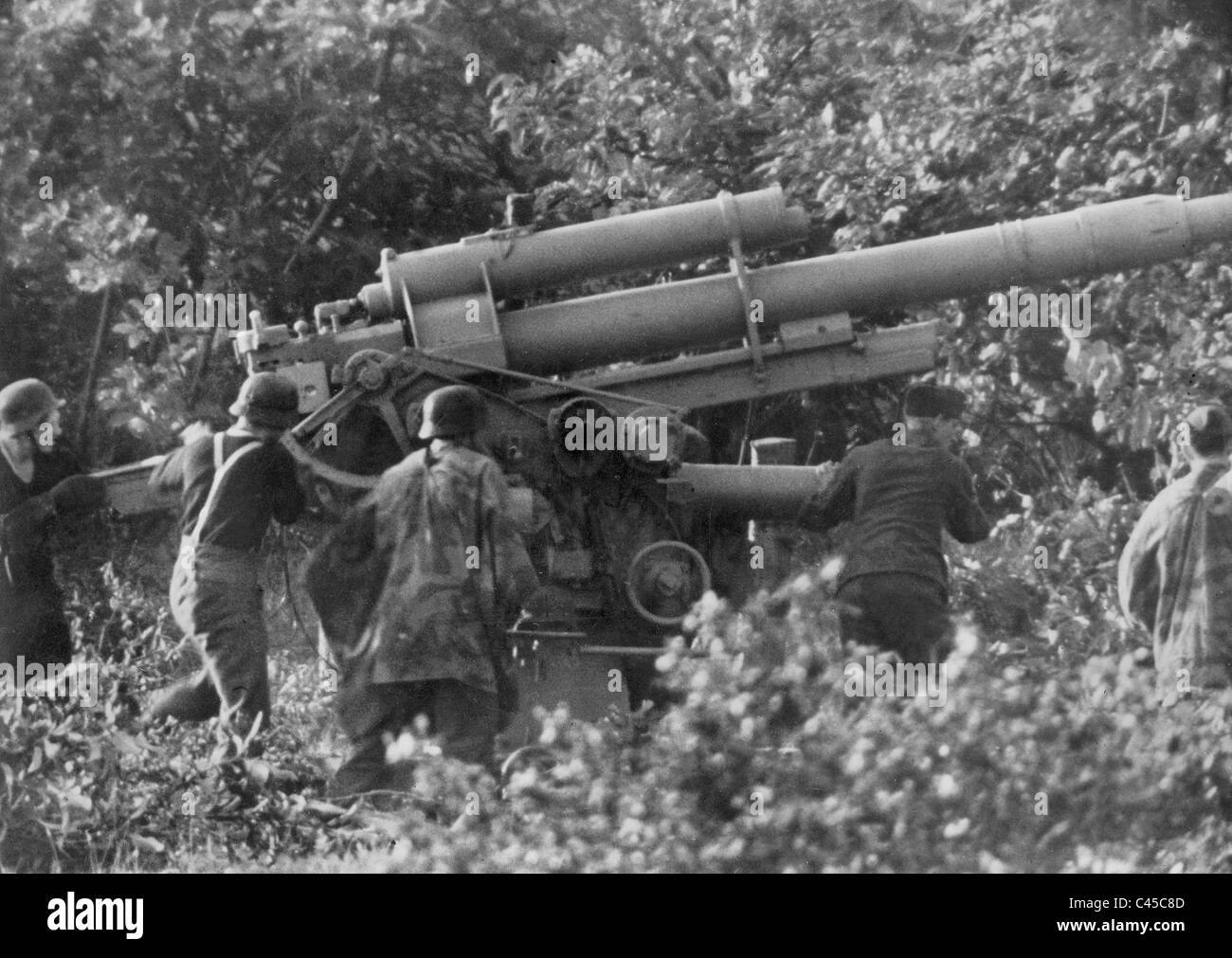 German heavy antiaircraft artillery during combat with Allied tanks, 1944 Stock Photo