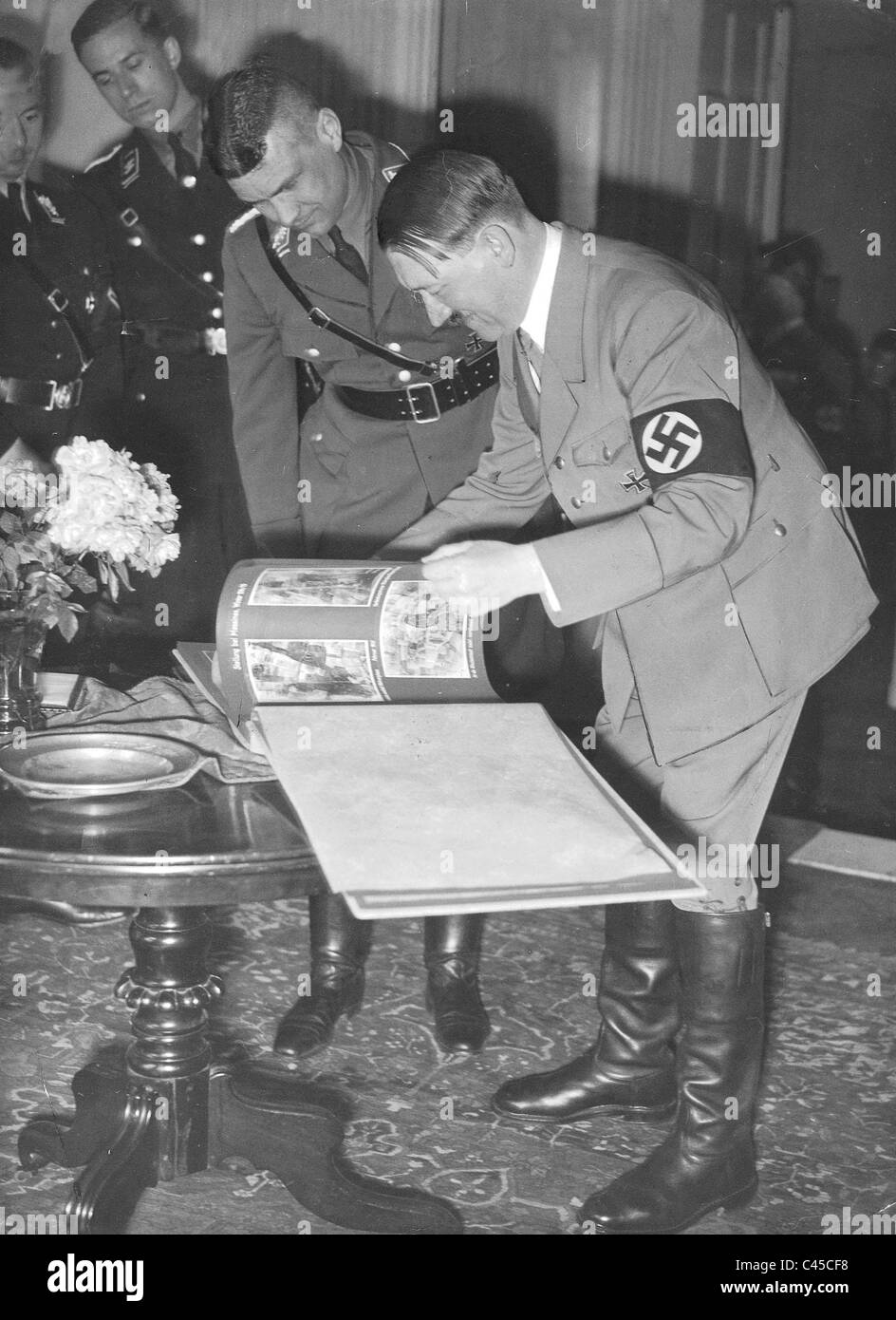 Adolf Hitler and Fritz Wiedemann, 1935 Stock Photo