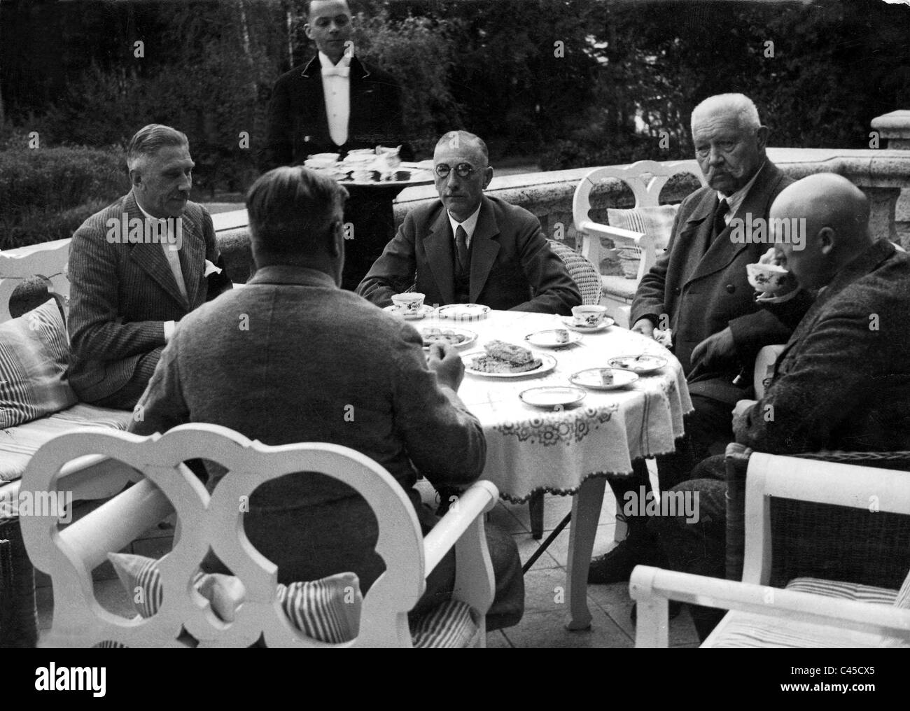 Paul von Hindenburg, Kurt Schleicher, Franz von Papen, Wilhelm Freiherr Gayl, Otto Meissner, 1932 Stock Photo