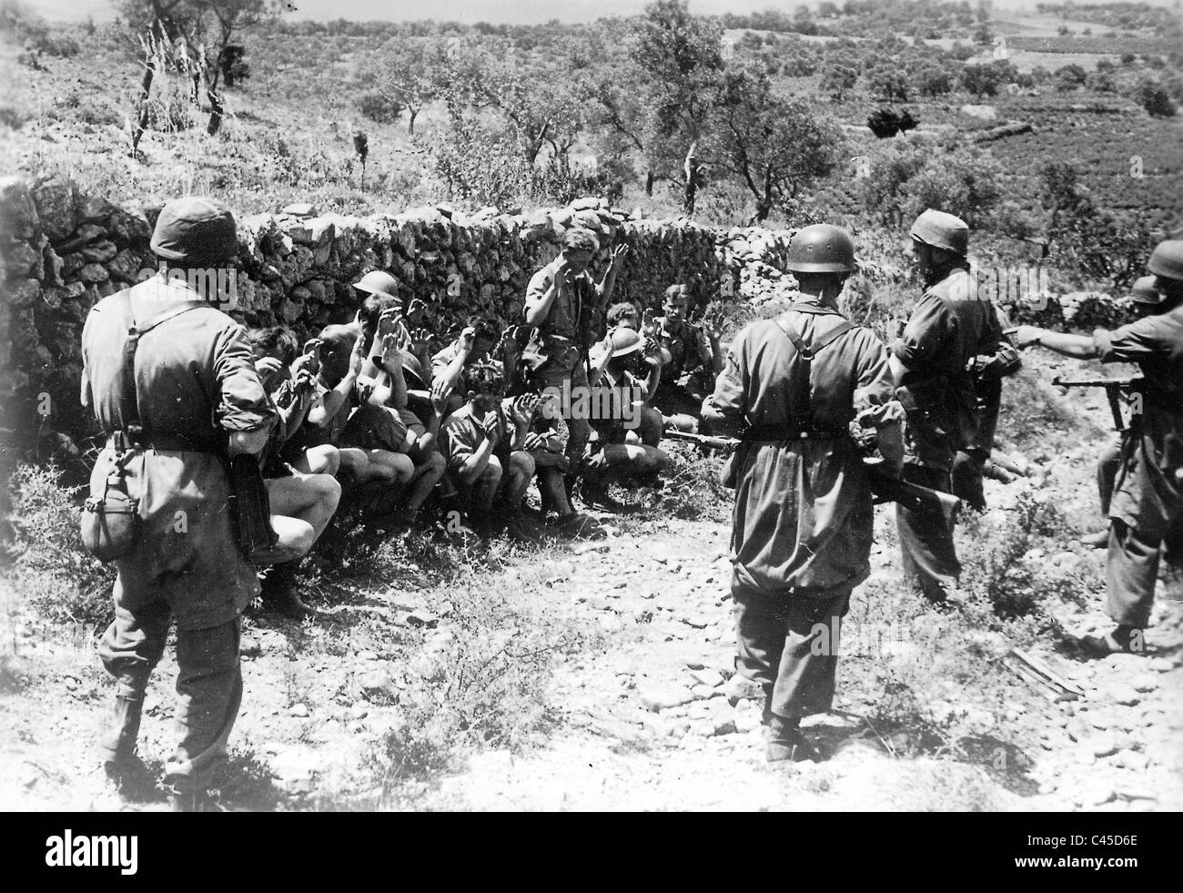 German paratroopers with English prisoners of war, Crete 1941 Stock Photo