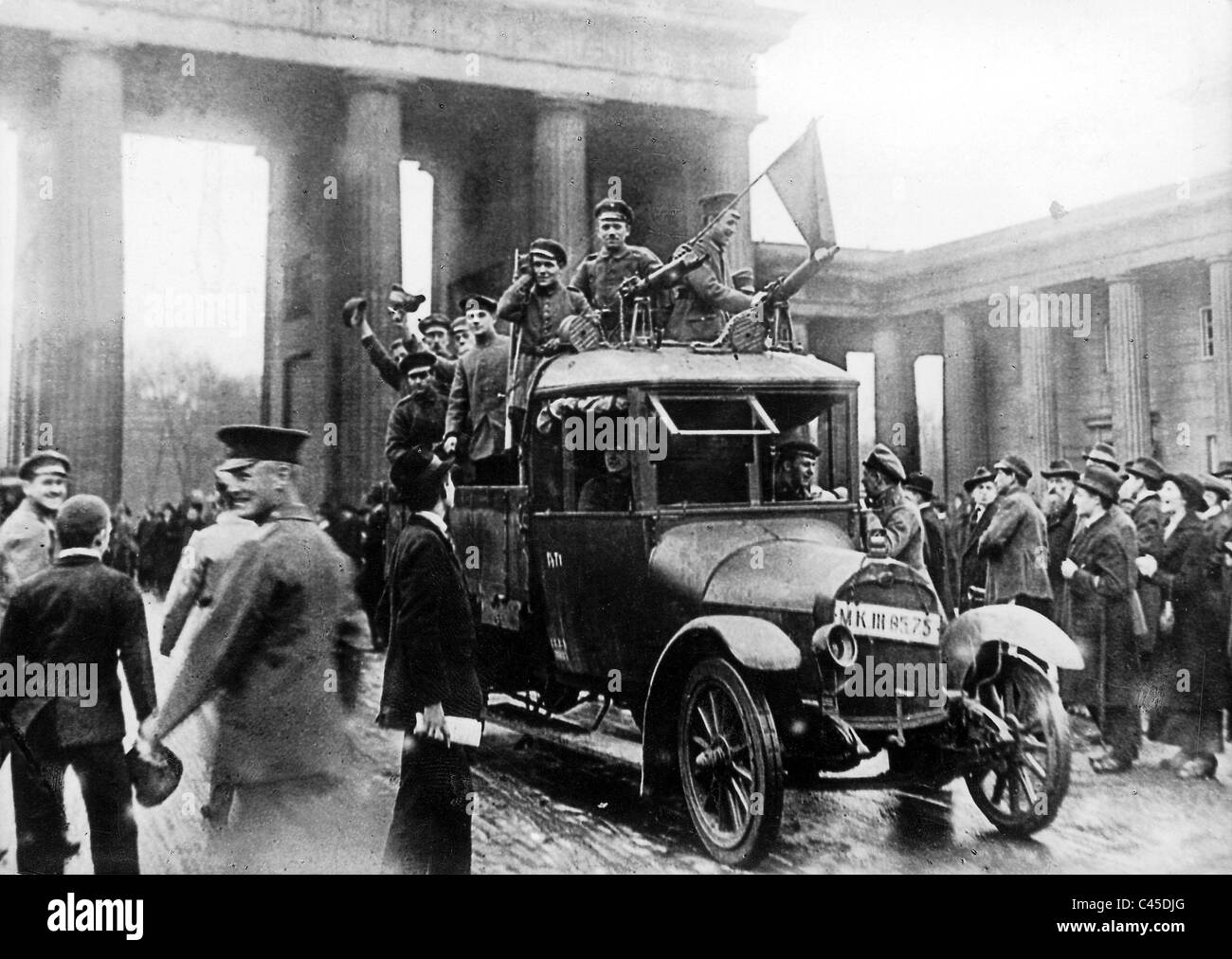 Revolutionary soldiers at the Brandenburg Gate in Berlin, 1918 Stock Photo