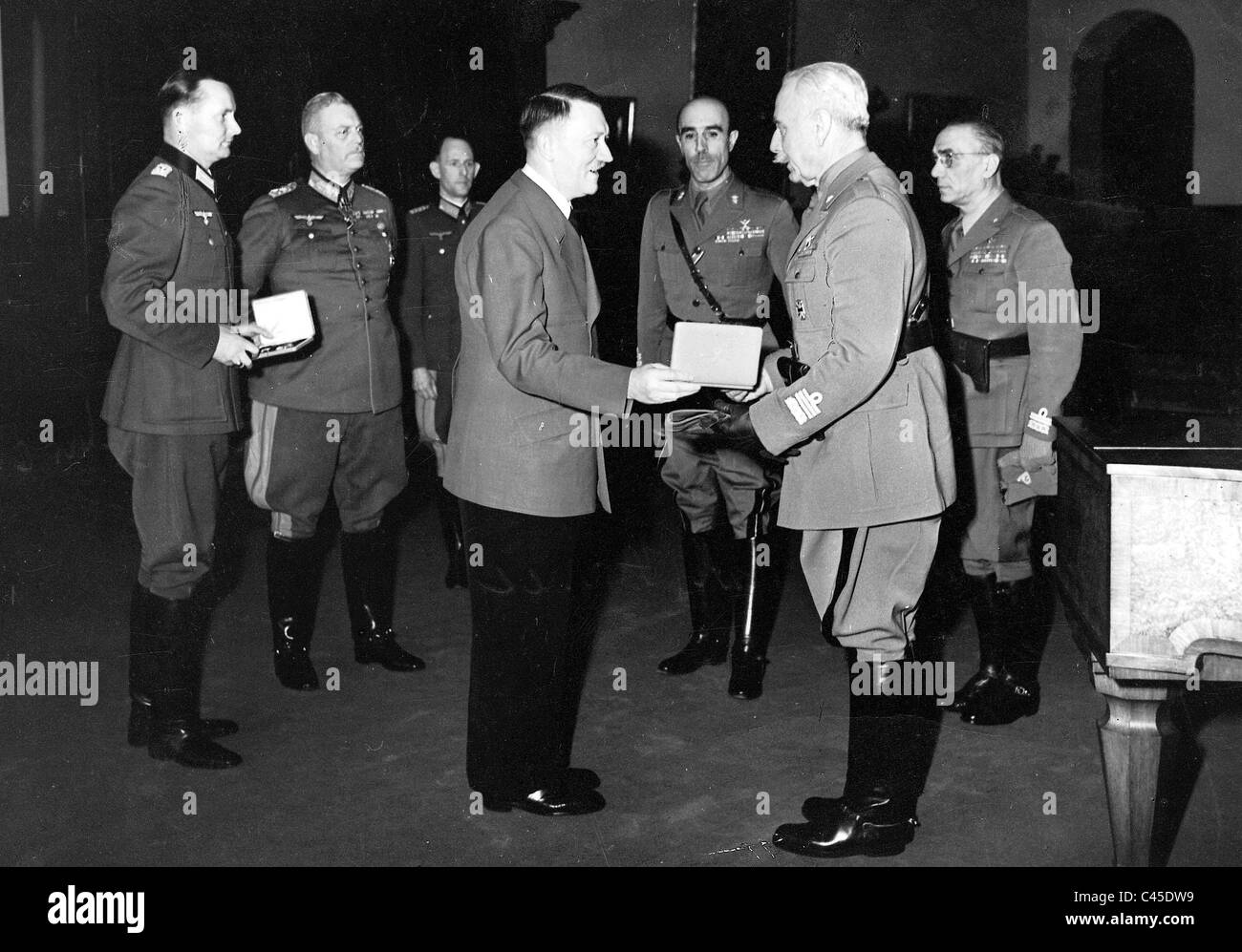 Hitler gives Gariboldi the Knight's Cross, left: Keitel, Schmundt Stock Photo