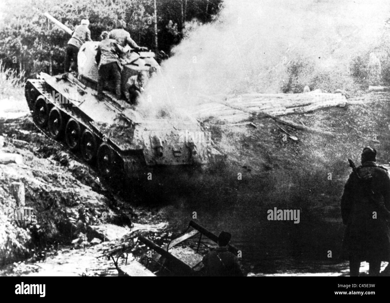 Tanks of the Red Army crossing the Oderbruch in the Second World War, 1945 Stock Photo
