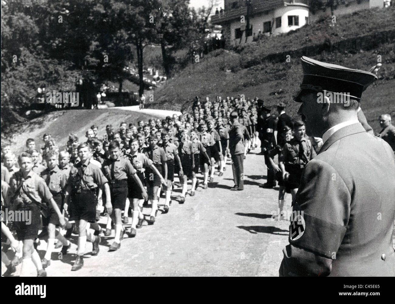 Hitler with young people on the Obersalzberg, 1936 Stock Photo