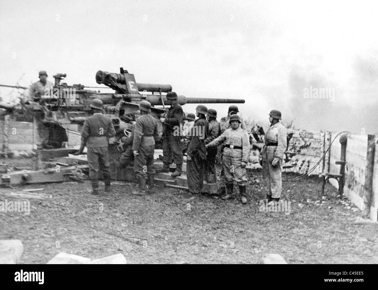 German 10.5 cm Flak 38 while fighting on the Oder Stock Photo