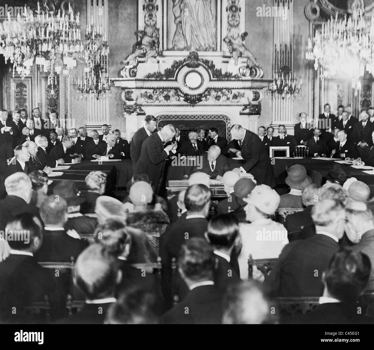 Lord Cushendun at the signing the Kellogg-Briand Pact, 1928 Stock Photo