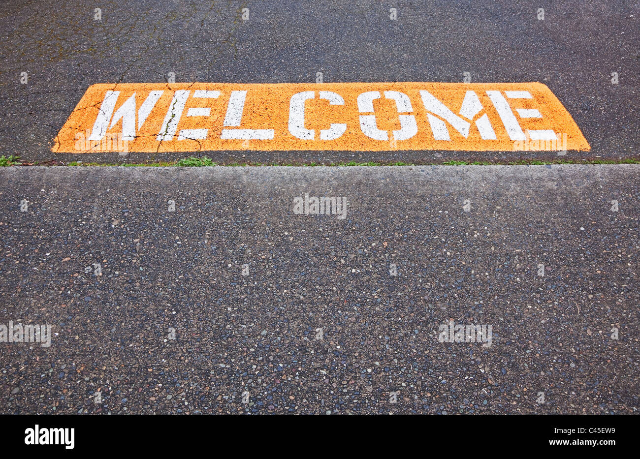 welcome sign at entrance to parking lot Stock Photo - Alamy