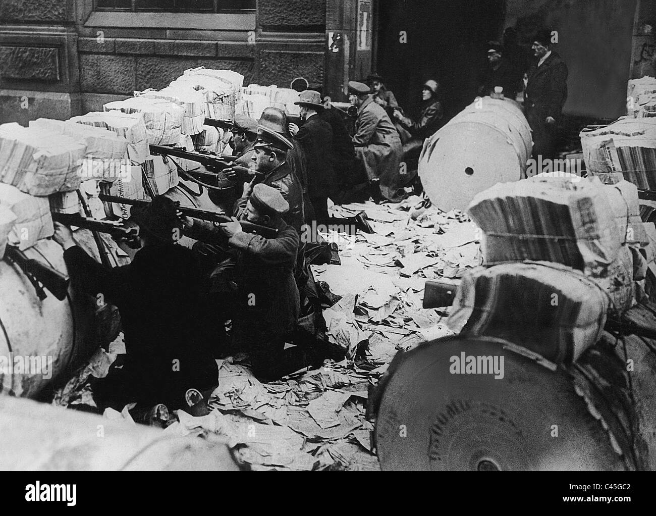 Spartacus barricade themselves in the Berlin newspaper quarter, 1919 Stock Photo