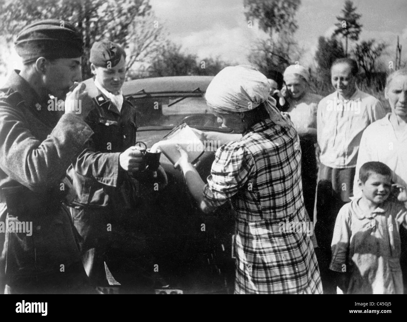 Soldiers of the weapon-SS are hosted in a village, 1941 Stock Photo