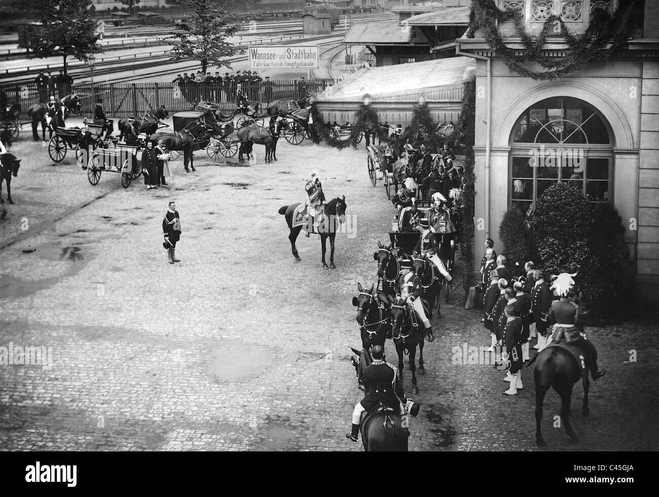 Emperor Wilhelm II. welcomes Mozaffar ad-Din Qajar in Potsdam, 1902 Stock Photo