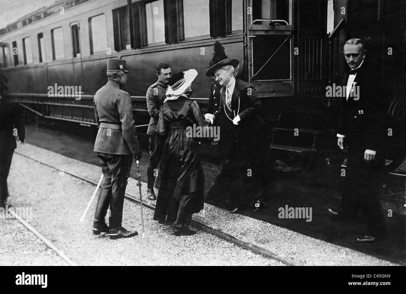 Empress Augusta Victoria and Empress Zita in Laxenburg, 1917 Stock Photo