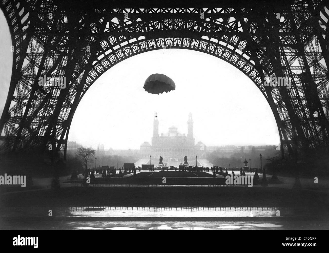 Parachute experiments at the Eiffel Tower in Paris, 1913 Stock Photo