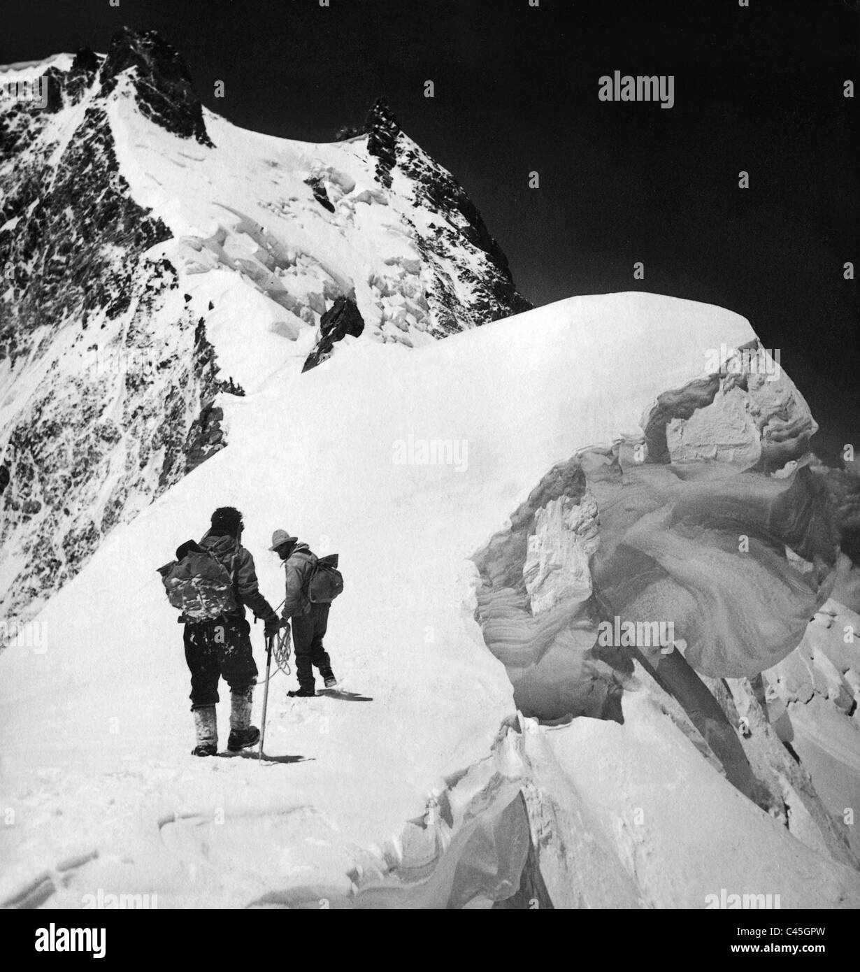 Первая экспедиция на эверест. Восхождение на Эверест. Китайская Экспедиция на Эверест 1960. Эверест самая опасная гора.