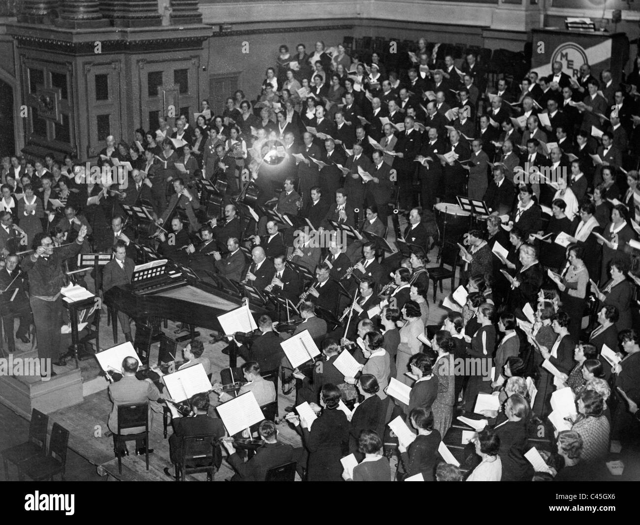 Otto Klemperer in a rehearsal with the choir and orchestra, 1932 Stock Photo