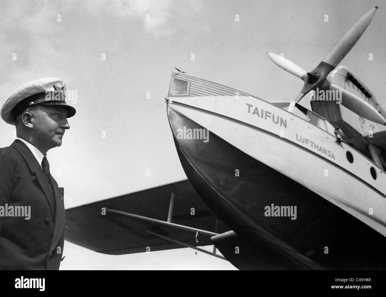 Baron Buddenbrock in front of a Dornier Do J Wal-31 'Typhoon' of Lufthansa, 1937 Stock Photo