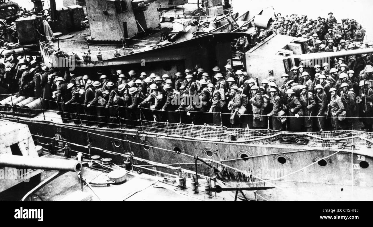 Soldiers of the British Expeditionary Force are evacuated on a warship, 1940 Stock Photo
