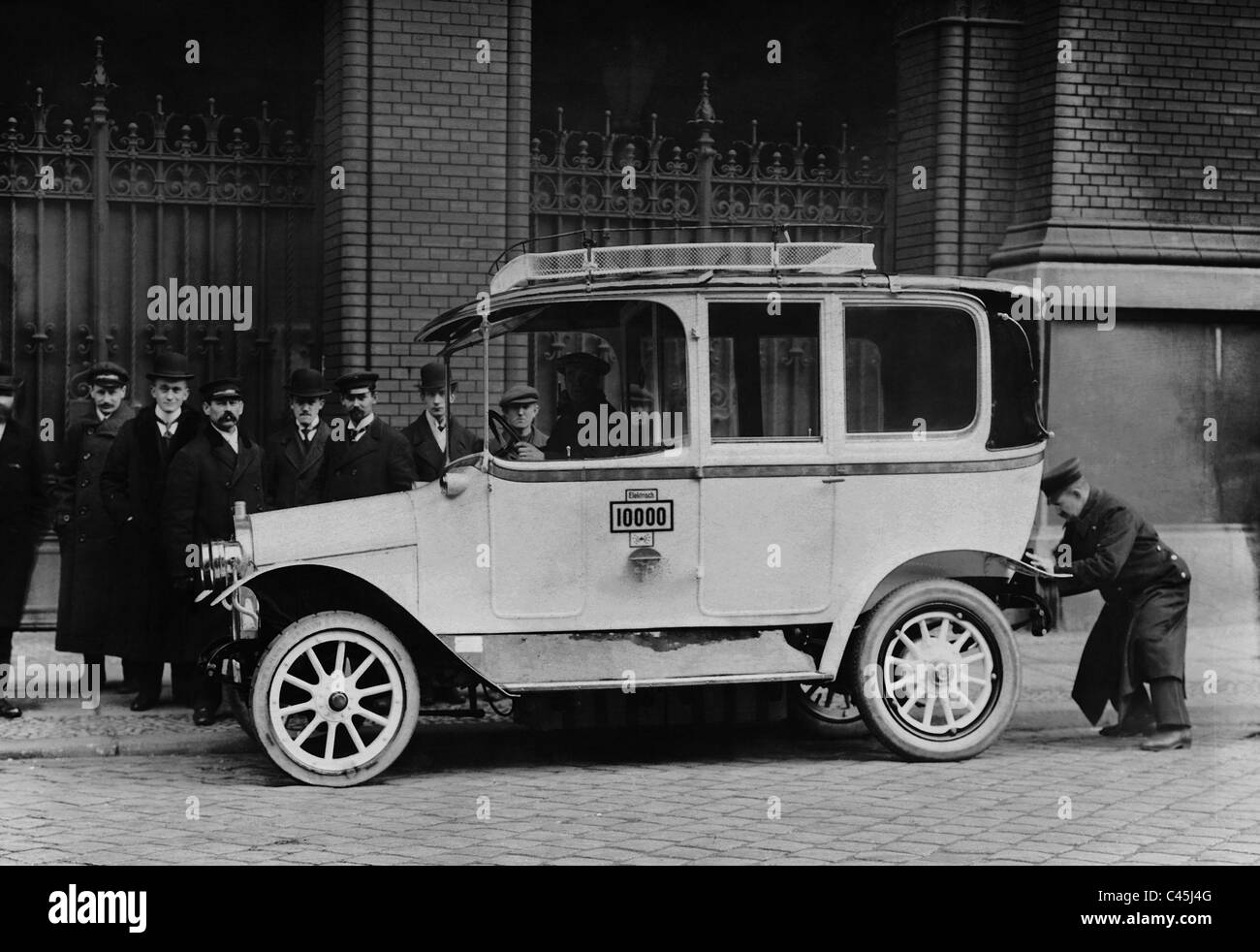 Electric car in front of the police headquarters in Berlin, 1914 Stock Photo