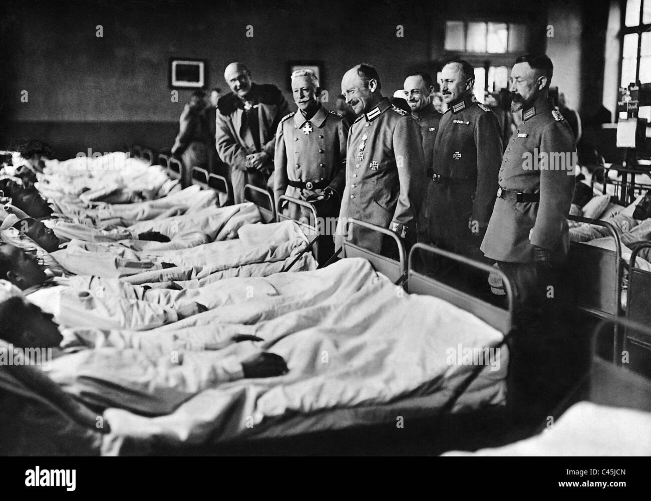 King Friedrich August III. of Saxony in a field hospital on the Western Front Stock Photo
