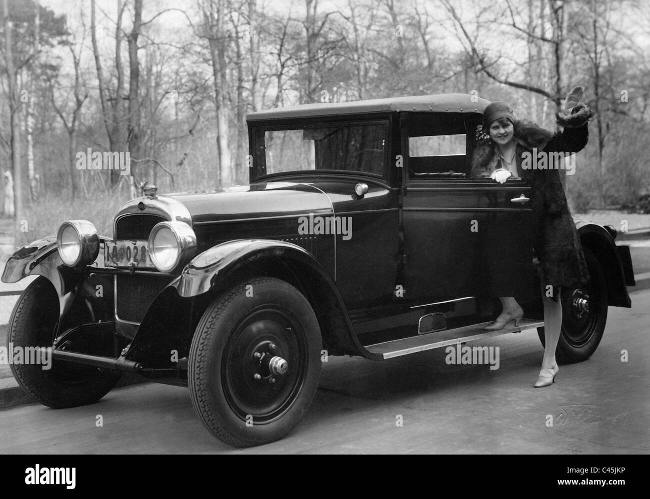 Hella Hoffmann next to a Nash convertible, 1928 Stock Photo
