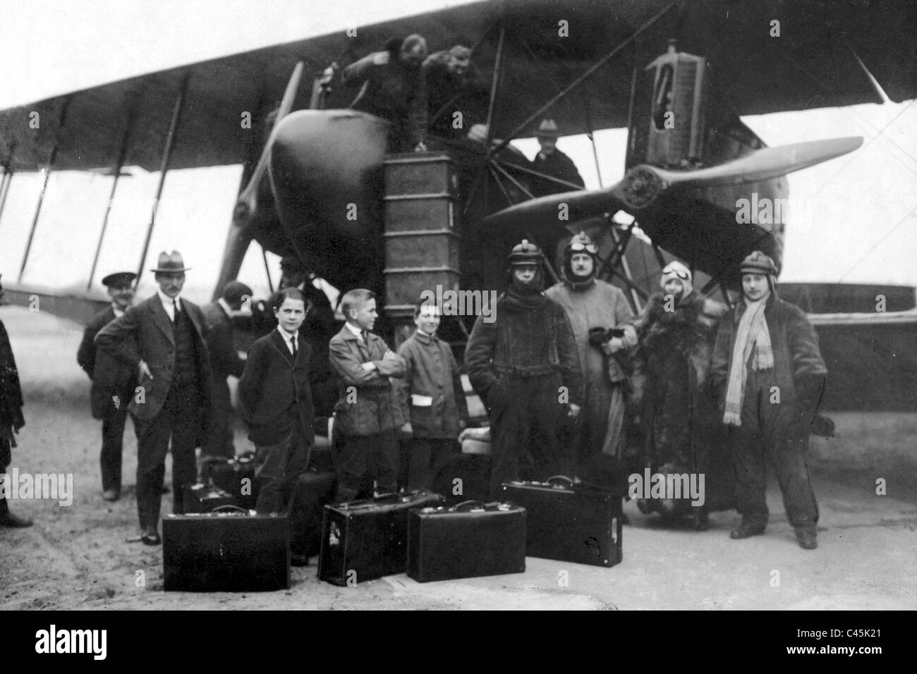 Passengers and luggage at an airplane, 1919 Stock Photo
