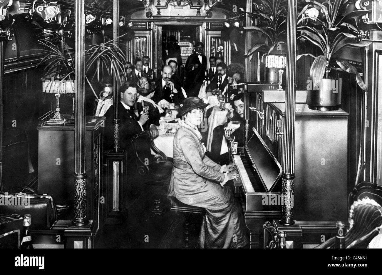 Dining car of the Argentinean railway, 1922 Stock Photo