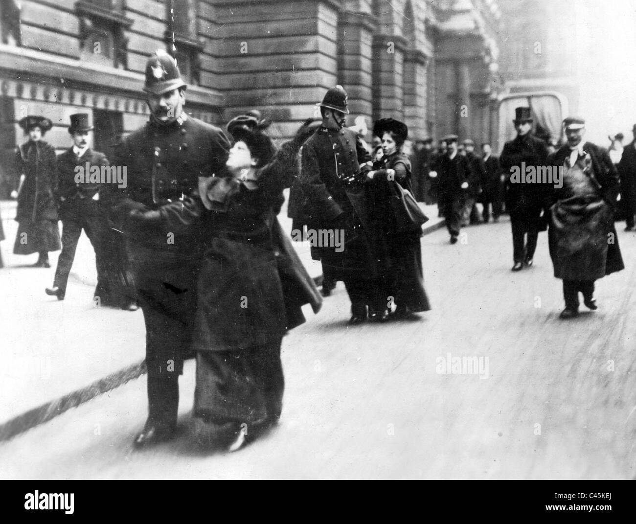 Arrest of English suffragettes, 1911 Stock Photo