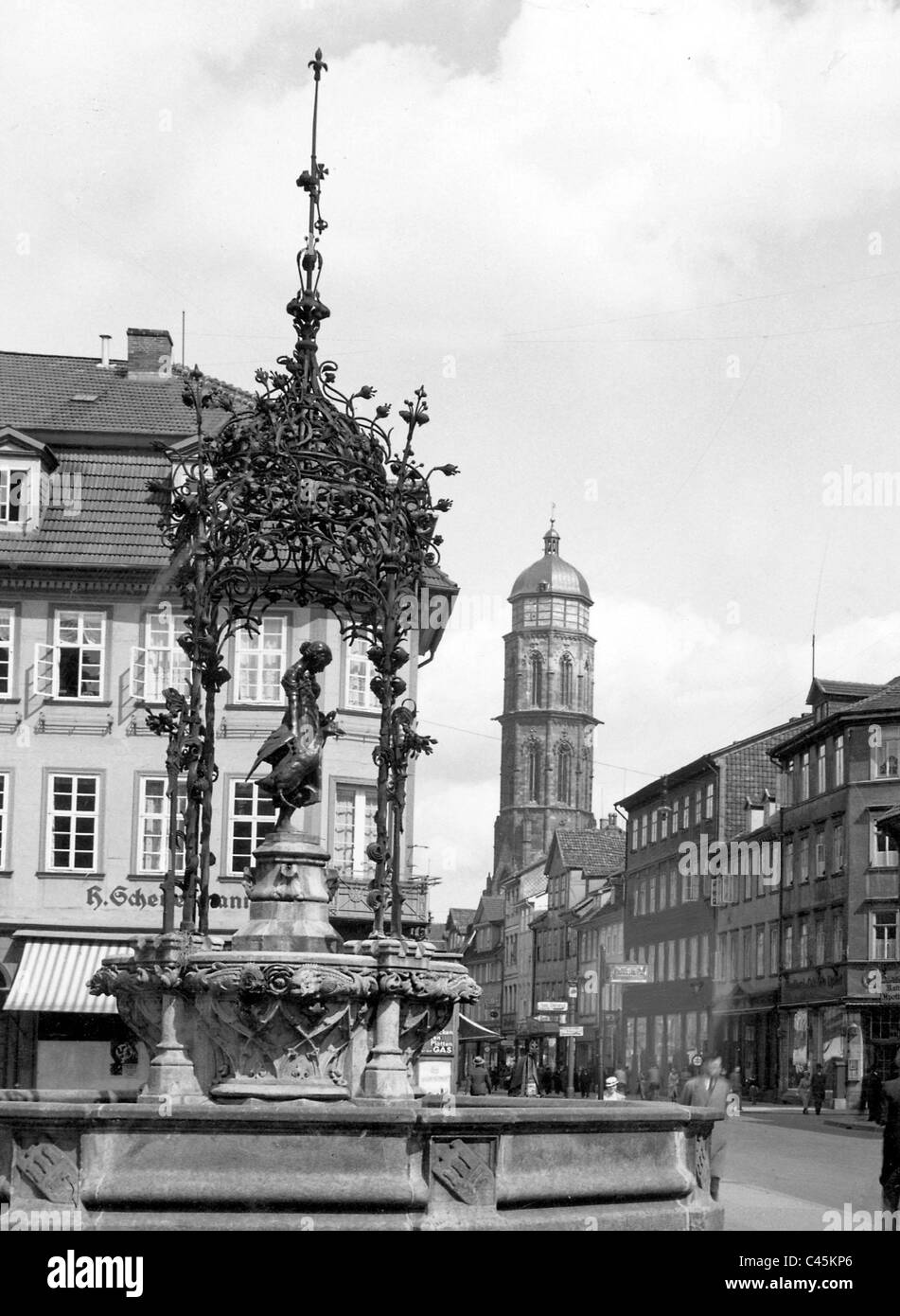 City Hall Square in Goettingen with the Gaenseliesel fountain. Stock Photo