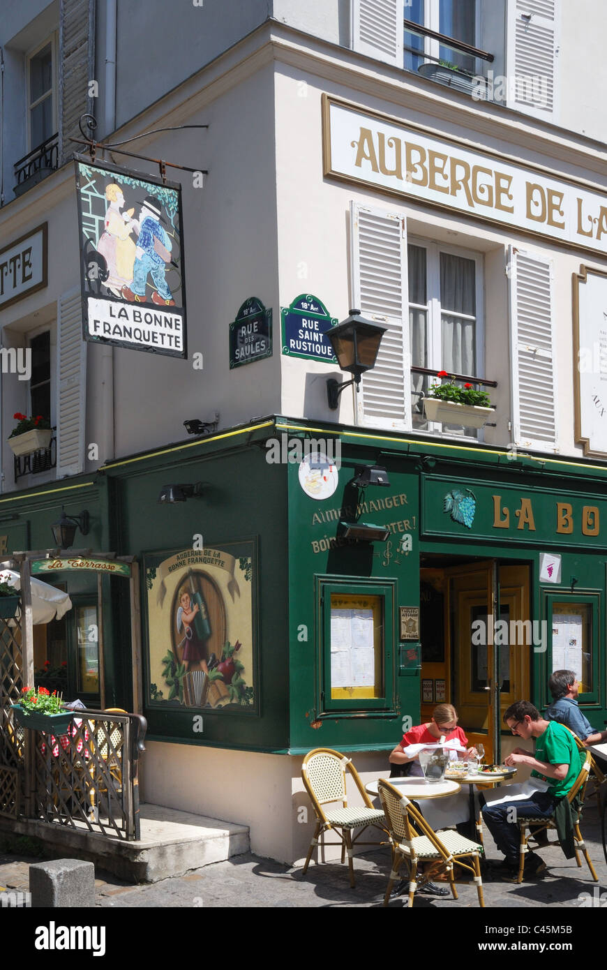 People eating outside a bistro restaurant in Montmartre, Paris Stock