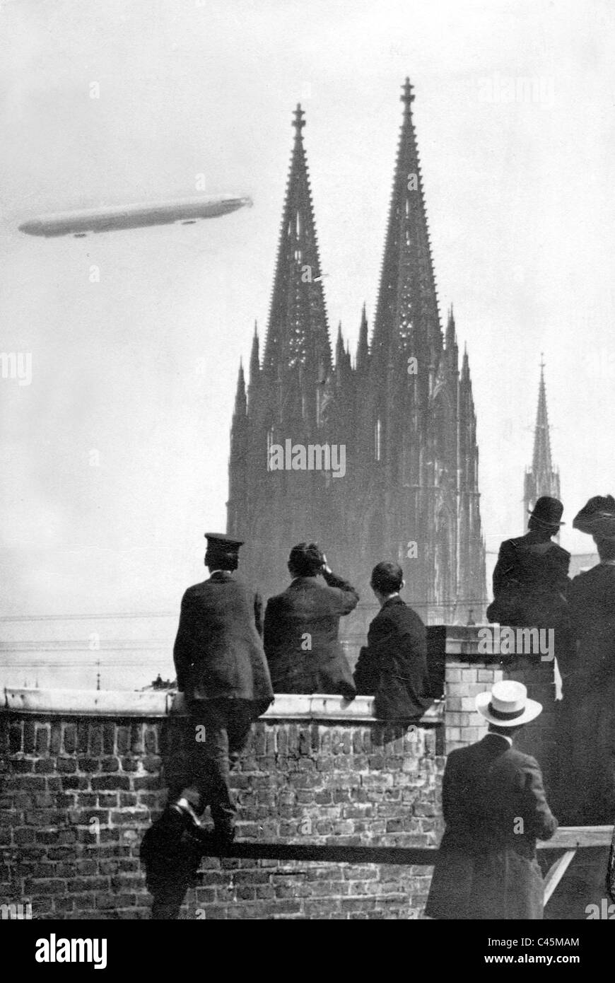 Zeppelin airship 'LZ 3'above the Cologne Cathedral, 1909 Stock Photo