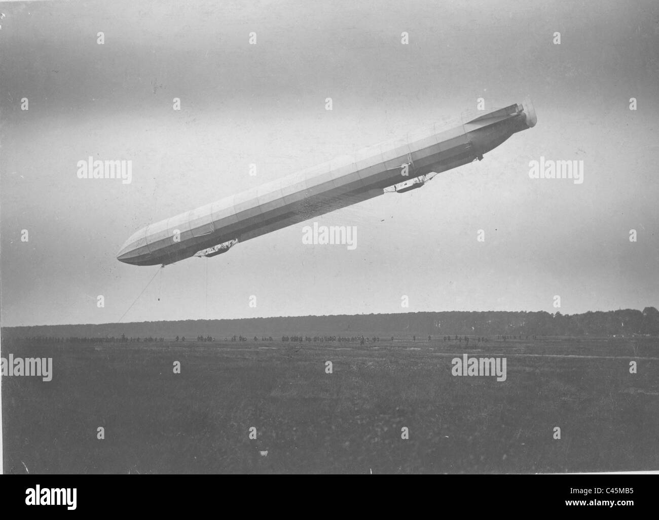 Arrival of the Zeppelin airship 'LZ 3'in Berlin-Tegel, 1909 Stock Photo