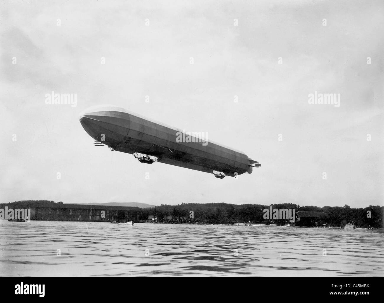 Flight of the Zeppelin airship 'LZ 3' above the Bodensee, 1909 Stock Photo