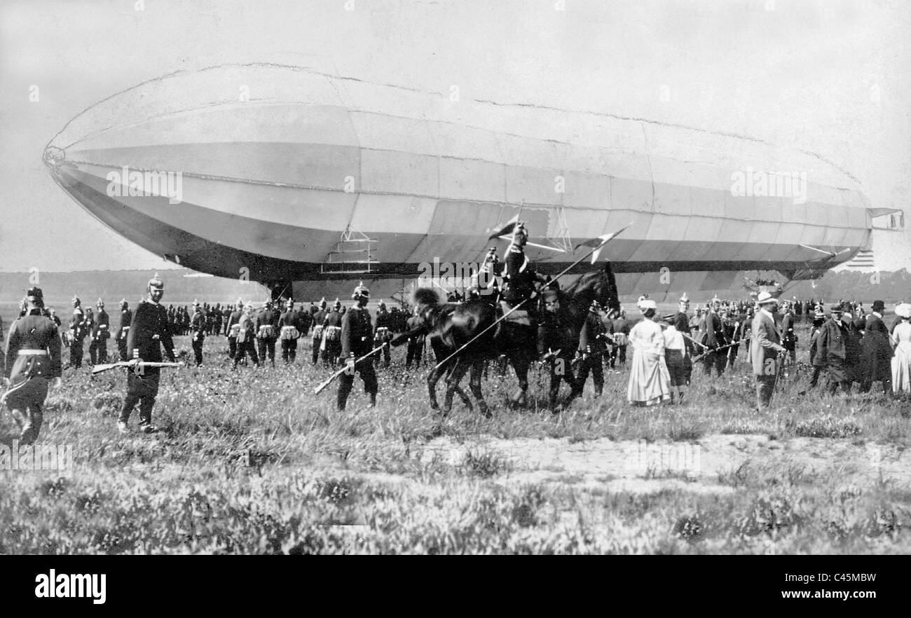 Landing of  the German Zeppelin airship 'LZ 3' in Berlin-Tegel, 1909 Stock Photo