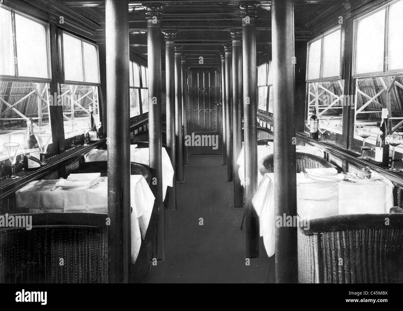 Passenger cabin of the Zeppelin airship 'Hansa ' ('LZ 13'), 1913 Stock Photo