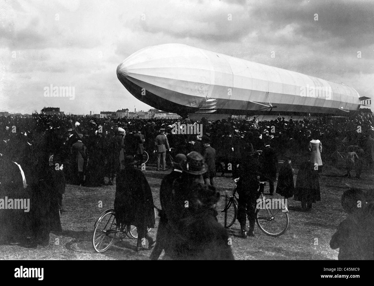 The Zeppelin airship 'LZ 3' before the departure, 1909 Stock Photo